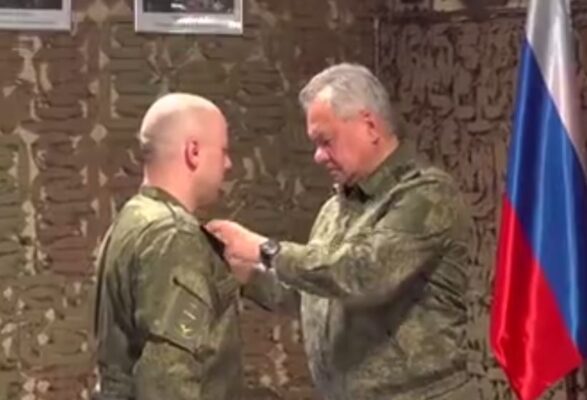Министр обороны Сергей Шойгу вручил медали Героя России командирам двух бригад морской пехоты