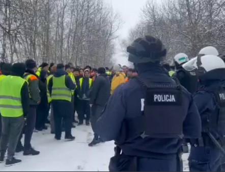 Украинские дальнобойщики застрявшие на границе с Польшей объявили голодовку