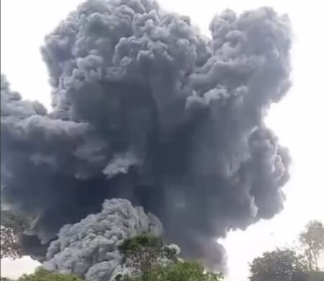 Минимум 12 человек погибли в результате извержения вулкана в Индонезии