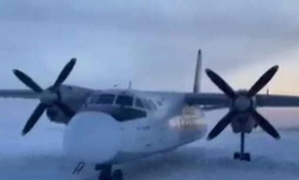 В Якутии пассажирский Ан-24 промахнулся мимо посадочной полосы и приземлился на замерзшей реке Колыме