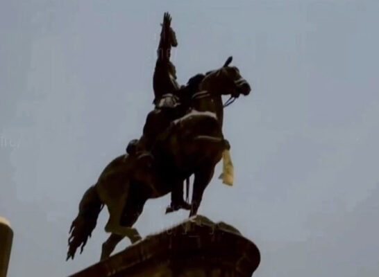 В Киеве демонтируют памятник красному командиру времен гражданской войны Николаю Щорсу.
