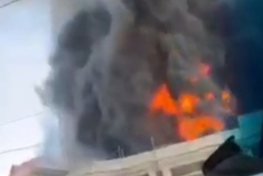Мощный пожар удалось ликвидировать на стройке башен «Атлантик Сити» во Владивостоке