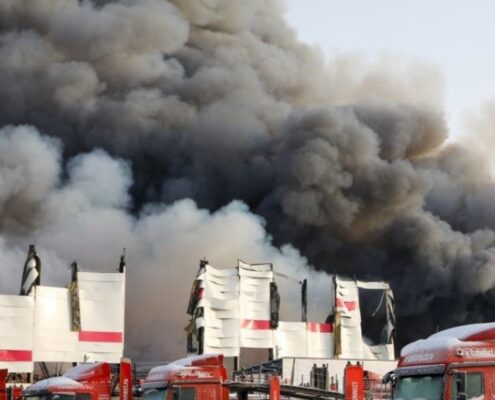 Только спустя сутки спасателям удалось ликвидировать открытое горение на складе Wildberries в Шушарах