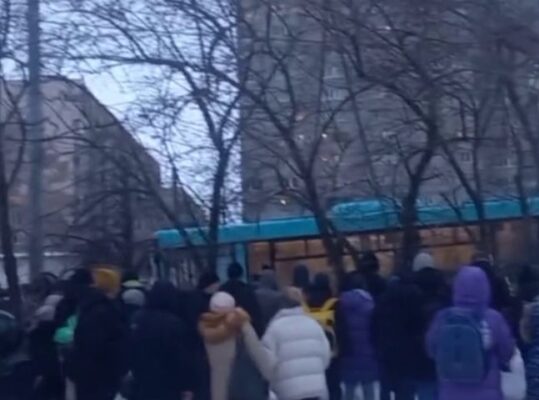Пять человек пострадали в Петербурге, где автобус выехал на тротуар и перевернулся