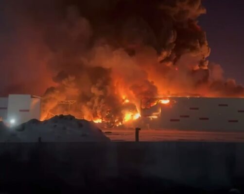 55 тысяч квадратов горит в питерских Шушарах. Пожар на складе Wildberries.