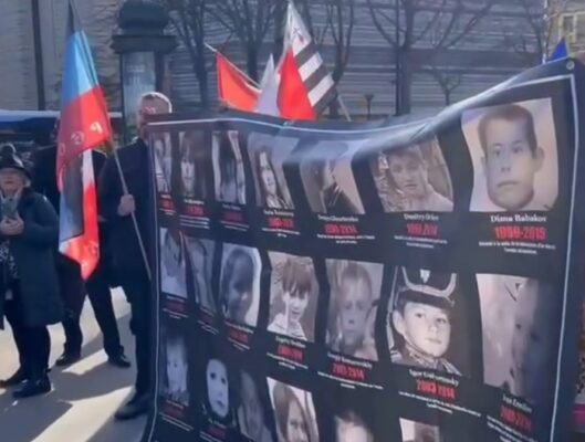 В Париже прошла акция в память о детях, ставших жертвами украинских атак в Донбассе