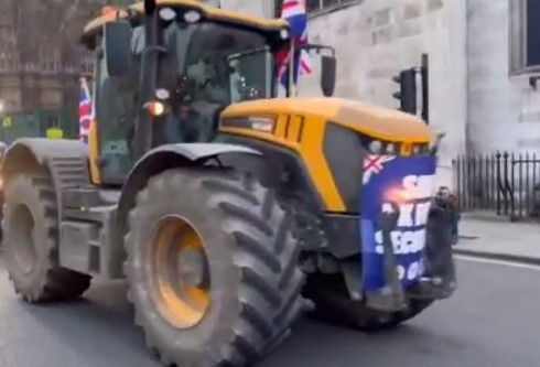 Британские фермеры едут к парламенту