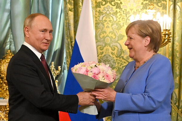 Путин спустил собаку на Ангелу Меркель