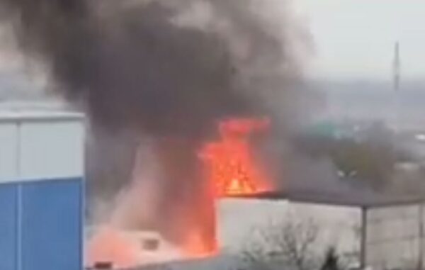 В Азове Ростовской области горит полимерный завод