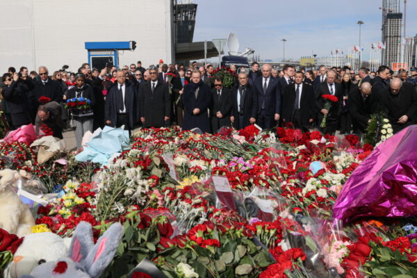 Цветы и игрушки с мемориала в память о погибших в теракте отправлены в мусорку