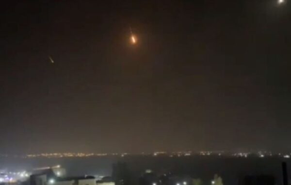 Во время атаки Ирана не менее девяти ракет попали по двум авиабазам Израиля