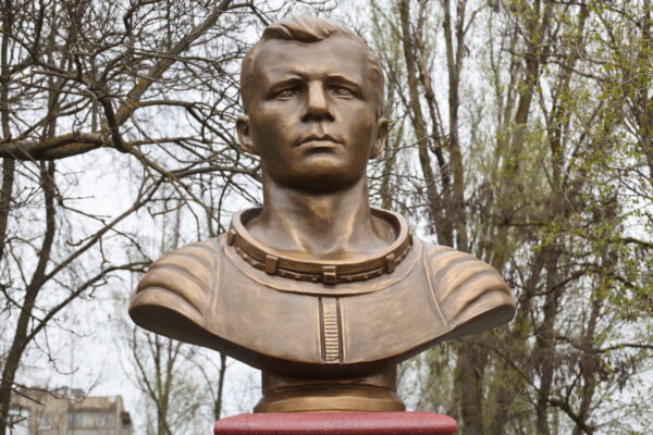 Пока по всей Украине сносят памятники, на наших новых территориях – ставят