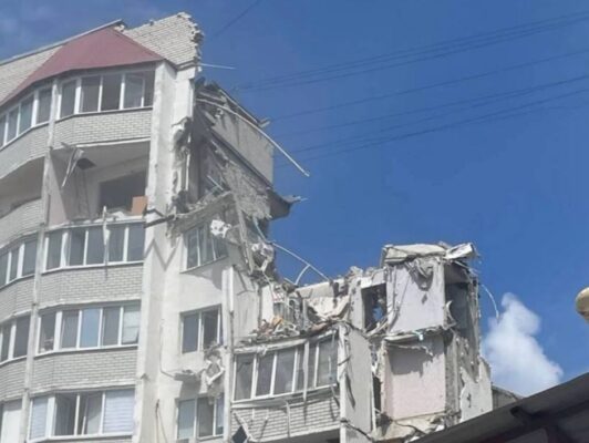 В Саратове взрыв газа обрушил подъезд жилого дома
