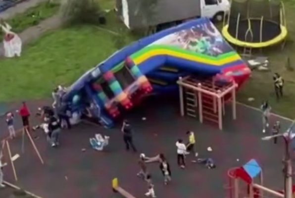 Батут с детьми перевернулся в Уфе из-за порыва ветра