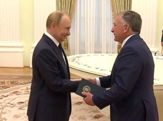 Владимир Путин начал встречу со спецпредставителем Трампа