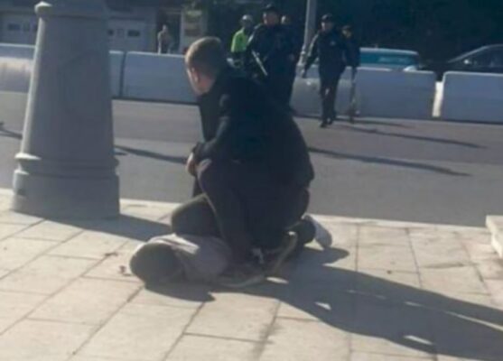 Неадекват в Москве кинул в полицейских коктейль Молотова и напал с ножом