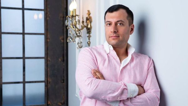 Питерский чиновник сбежал из суда, спрятался в консульстве Армении и покончил с собой