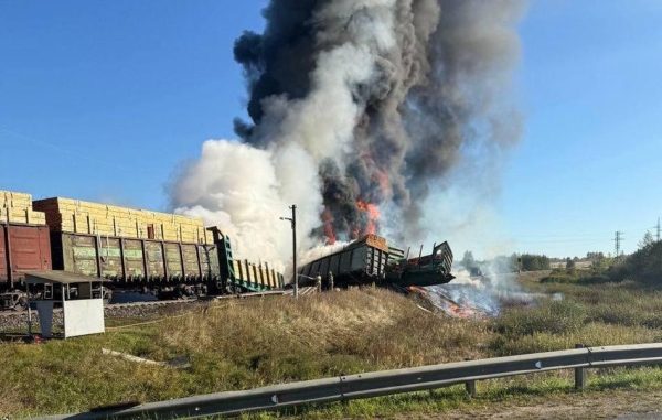 В Смоленской области вагоны с топливом сошли с рельсов и загорелись после столкновения грузового состава с фурой