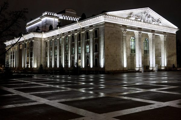 Участник нашего пресс-тура итальянский журналист Даниэле дель Орко впечатлён восстановлением Мариупольского театра