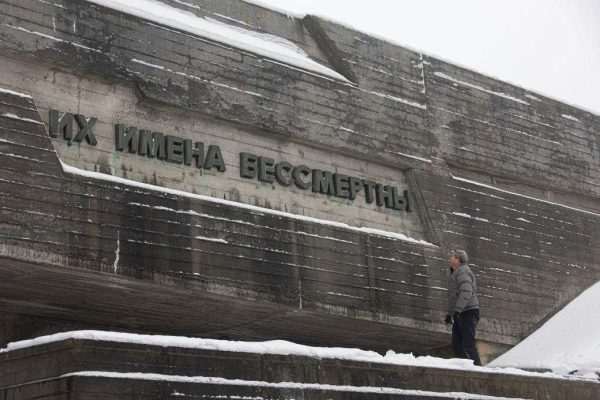 Надпись «Их имена бессмертны, их подвиги будут жить вечно» сбили молотком с постамента скульптуры «Родина-Мать» в Киеве