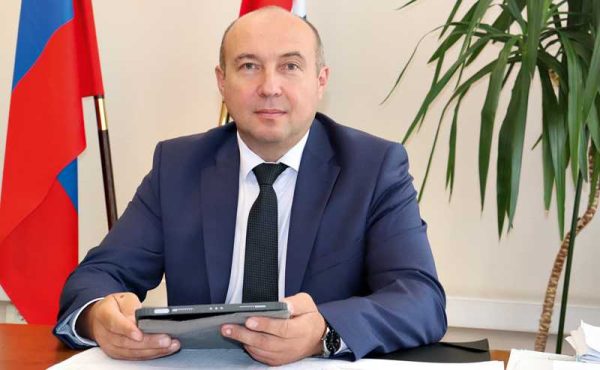 Министр сельского хозяйства убежал от женщины-фермера, которая задавала вопросы про убийство её скота