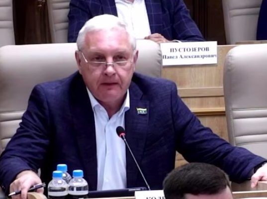 «Убирайте эту порнографию» - свердловский депутат-единорос потребовал сделать парковку на месте корта и катка