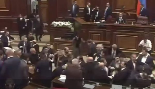 Армянские депутаты массово подрались